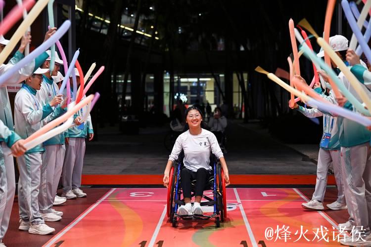 追梦者共谱辉煌：运动员携手志愿者入场致敬残特奥会